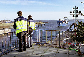 Mitarbeiter der Seemannsmission an der Einfahrt zum Kiel- Kanal (Archiv)