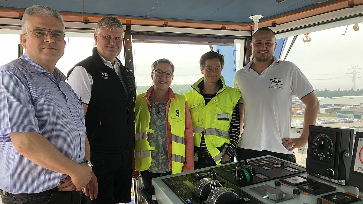 Auf der Brücke der Hafnia Sea: Pröpstin Petra Kallies (Mitte) ist unterwegs mit der Seemannsmission Lübeck.