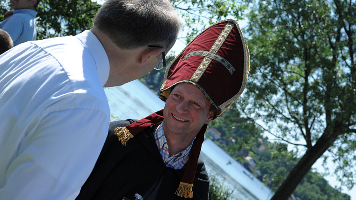Der Bischofsbevollmächtigte Gothart Magaard (li) und der "Heilige Ansgar" - allerdings nur als solcher verkleidet. Ansgar, Erzbischof von Hamburg (801-865), gilt als "Apostel des Nordens"
