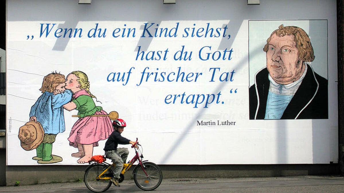 Plakat „Wenn du ein Kind siehst, hast du Gott auf frischer Tat ertappt”