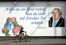 Plakat „Wenn du ein Kind siehst, hast du Gott auf frischer Tat ertappt”