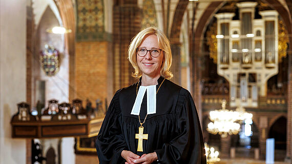 Bischöfin Nora Steen im Talar im Schleswiger Dom