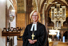 Bischöfin Nora Steen im Talar im Schleswiger Dom