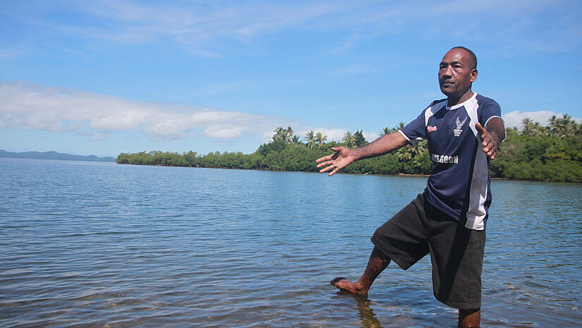 Dorfvorsteher Sailosi Ramatu steht auf den Grundmauern seines alten Hauses im alten Dorfes Vunidogoloa auf den Fidschis. Weil der Meeresspiegel steigt, musste die Siedlung als erstes Dorf der Welt komplett umgesiedelt werden.