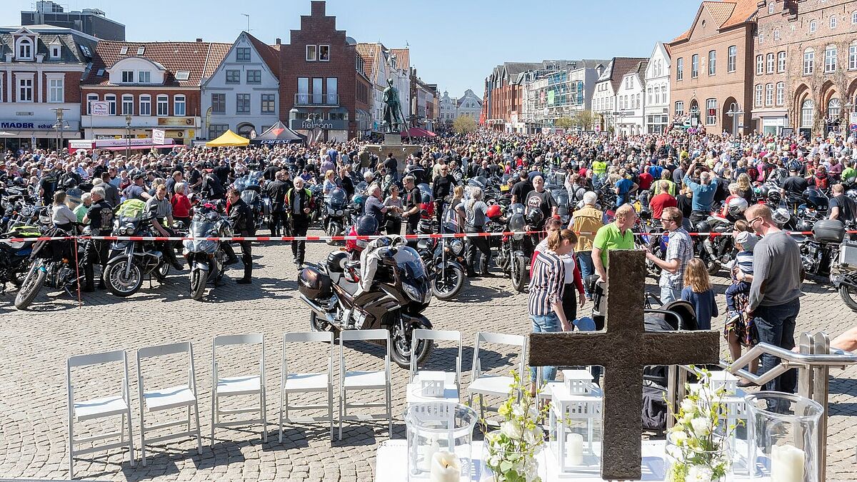 Motorradgottesdienst in Husum bei strahlendem Sonnenschein