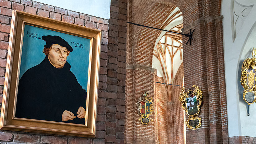 Ein Porträt von Reformator Martin Luther in der Peterskirche im lettischen Riga. Der lateinische Schriftzug "In silencio et spe erit fortitudo vestra"  ("Im Schweigen und in der Hoffnung wird eure Stärke bestehen") steht über dem Theologen.