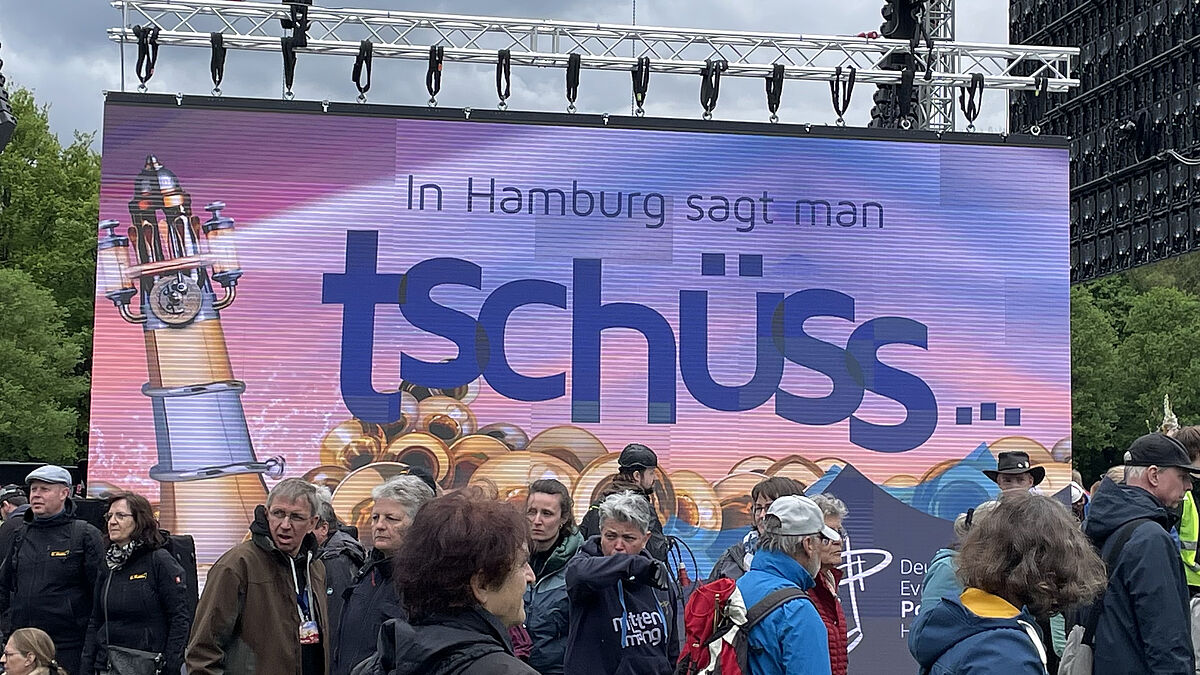 Nach drei stimmungsvollen Tagen stellte der Gottesdienst auf der Festwiese des Hamburger Stadtparks den Schlussakkord des Posaunentags dar. 22.000 Menschen feierten ein letztes Mal gemeinsam unter freiem Himmel.