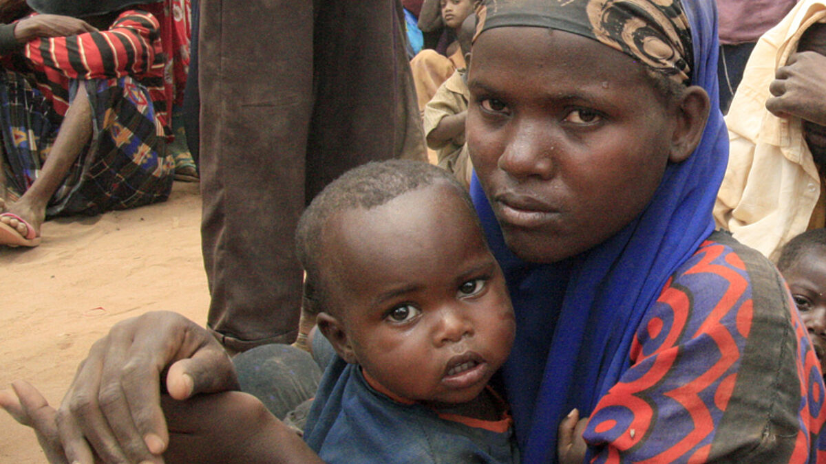Hunger, Dürren, Terror: Im Nordosten Kenias leiden die Menschen unter der Instabilität der Region. Eine von Vielen: Mutter mit ihrem Kind im Flüchtlingslager Dadaab im Nordosten Kenias im August letzten Jahres.