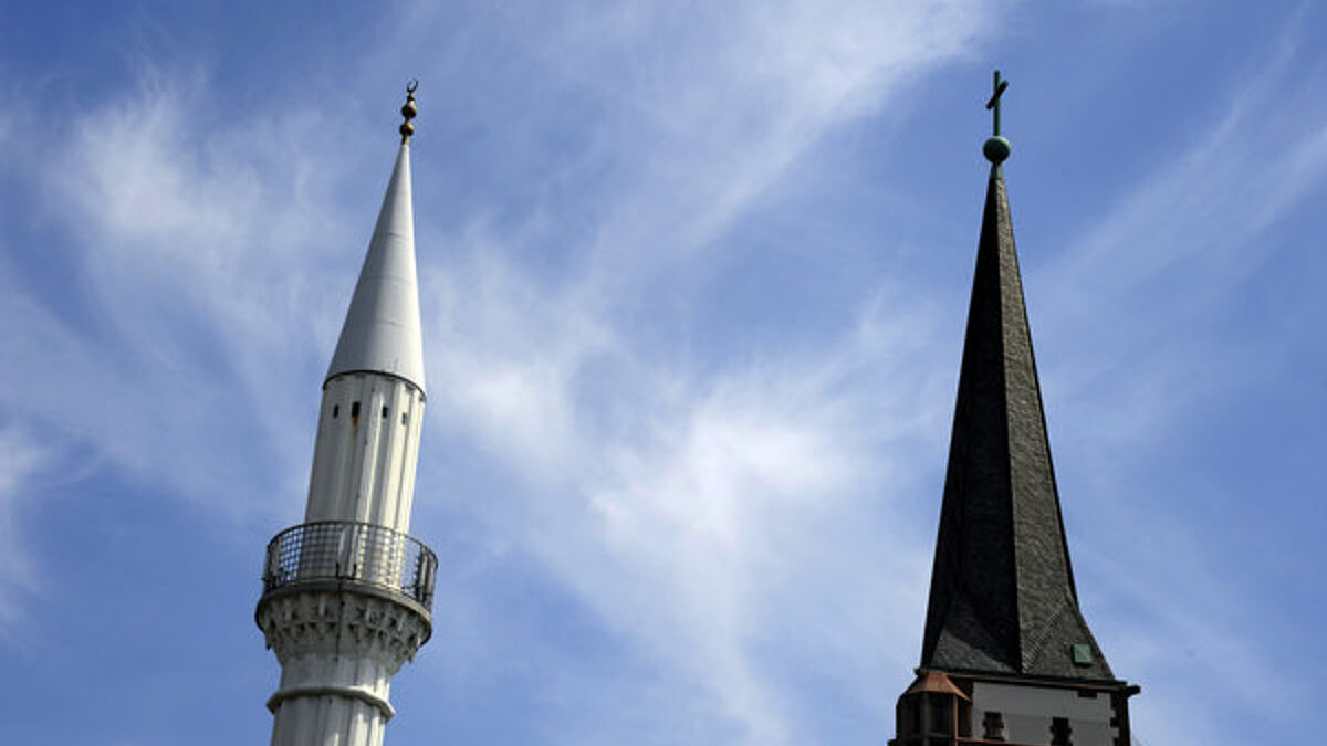 "Platz in der Mitte der Gesellschaft" - Kirchturm und Minarett nebeneinander (Symbolbild).