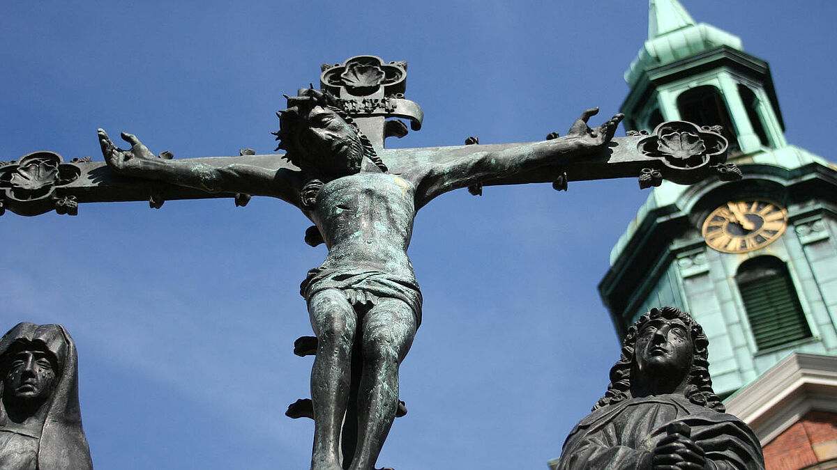 Für ein friedliches Zusammenleben kommen die Menschen am Karfreitag zu einer Andacht auf dem Vorplatz der Kirche St.Georg-Borgfelde zusammen. 