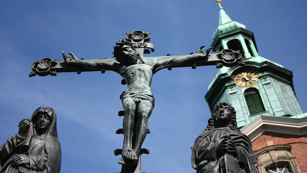 Die mittelalterliche Kreuzigungsgruppe vor der St. Georgskirche am Hauptbahnhof