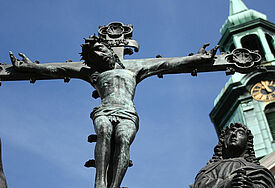 Die mittelalterliche Kreuzigungsgruppe vor der St. Georgskirche in Hamburg.
