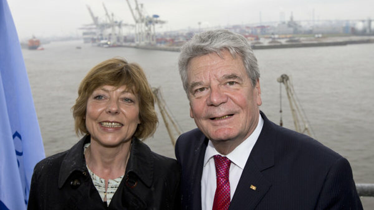 Im Rahmen seines Antrittsbesuchs der Freien und Hansestadt Hamburg hat Bundespräsident Joachim Gauck am Freitag (26.04.2013) auch die Seemannsmission in Hamburg-Altona besucht (Foto mit seiner Lebensgefährtin Daniela Schadt).