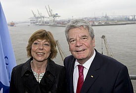 Im Rahmen seines Antrittsbesuchs der Freien und Hansestadt Hamburg hat Bundespräsident Joachim Gauck am Freitag (26.04.2013) auch die Seemannsmission in Hamburg-Altona besucht (Foto mit seiner Lebensgefährtin Daniela Schadt).