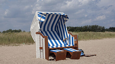 Strandkorb am Ostseestrand in Schleswig-Holstein (Symbolbild).