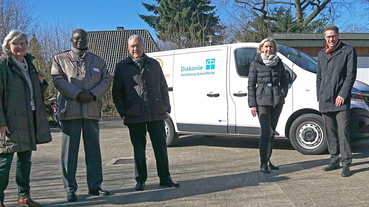Das Kühlfahrzeug konnte dank vieler Spenden angeschafft werden. Zu den Unterstützern gehören (von links): Helga Höger (Inner Wheel Club Rendsburg), Issifi Djibey (Rotary Club Rendsburg), Heinz-Peter Schierenbeck (Lions Club Rendsburg), Marcus Stöterau und Birgitt Brüger (beide Bürgerstiftung Region Rendsburg). Sie freuen sich mit Diana Marschke (Diakonisches Werk des Kirchenkreises Rendsburg-Eckernförde).