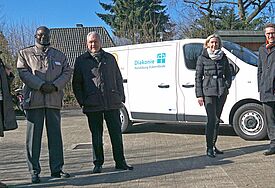 Kühlwagen mit Unterstützern der Diakonie Rendsburg-Eckernförde 