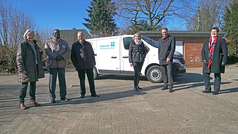 Das Kühlfahrzeug konnte dank vieler Spenden angeschafft werden. Zu den Unterstützern gehören (von links): Helga Höger (Inner Wheel Club Rendsburg), Issifi Djibey (Rotary Club Rendsburg), Heinz-Peter Schierenbeck (Lions Club Rendsburg), Marcus Stötera