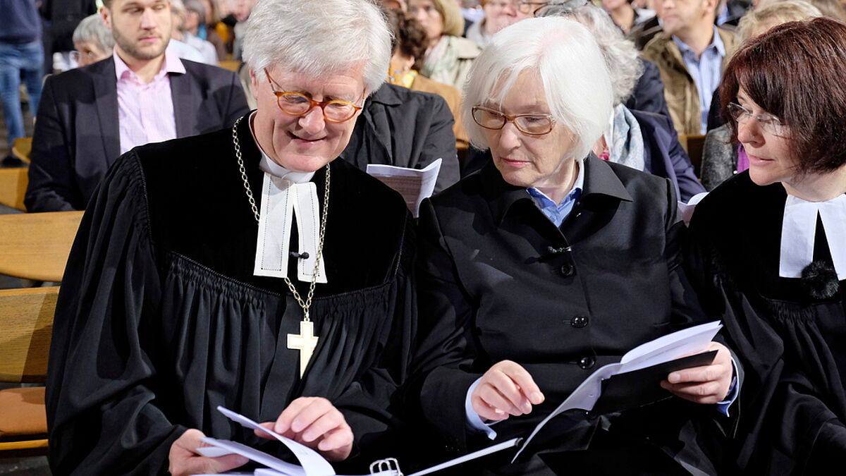 Beim Abschlussgottesdienst der Synode (v.l.): Der EKD-Ratsvorsitzende Heinrich Bedford-Strohm, Synodenpraeses Irmgard Schwaetzer und Pfarrerin Jutta Müller-Schnurr von der Johanniskirche