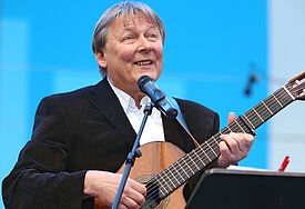 Fritz Baltruweit beim Auftritt während des Hamburger Kichentags 2013