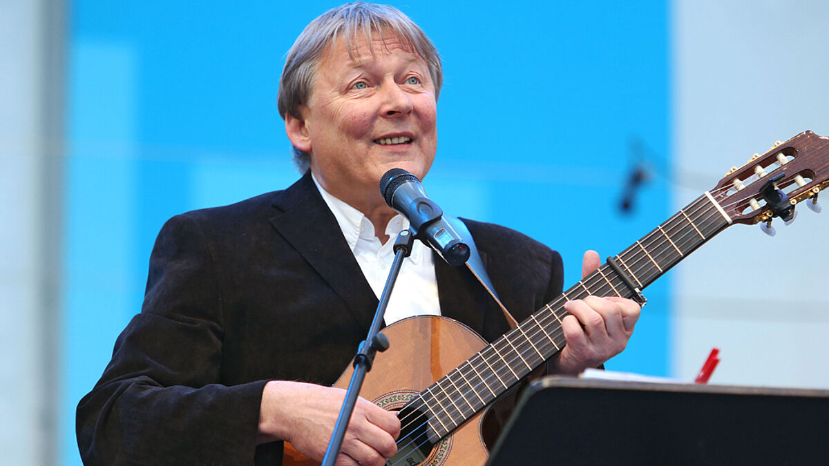 Fritz Baltruweit beim Auftritt während des Hamburger Kichentags 2013