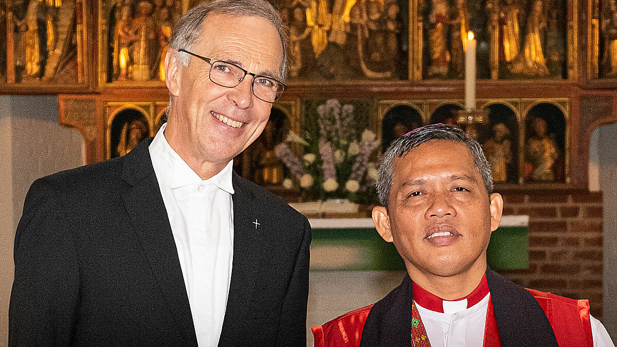 Propst Stefan Block (Kirchenkreis Altholstein, links) dankte Bischof Antonio Ablon: "Sie sind für uns die Stimme der Lumad!"