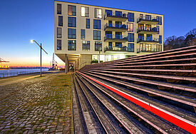 Wohn-/Bürohaus am Hafen in Hamburg im Dämmerlicht