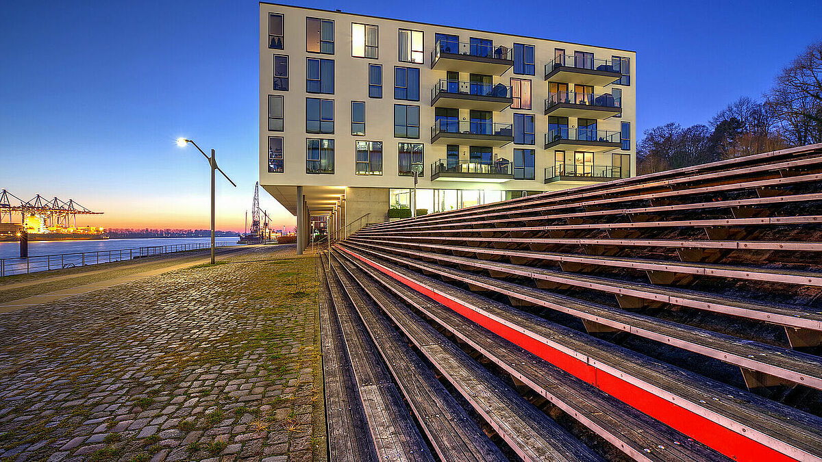 Wohn-/Bürohaus am Hafen in Hamburg im Dämmerlicht
