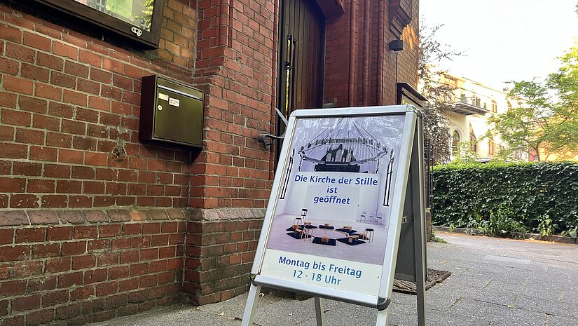 Ein Team von mehr als 40 Ehrenamtlichen hilft mit, damit die Kirche täglich für Stille-Suchende geöffnet ist.