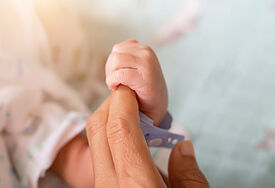 Babyhand in Elternhand 