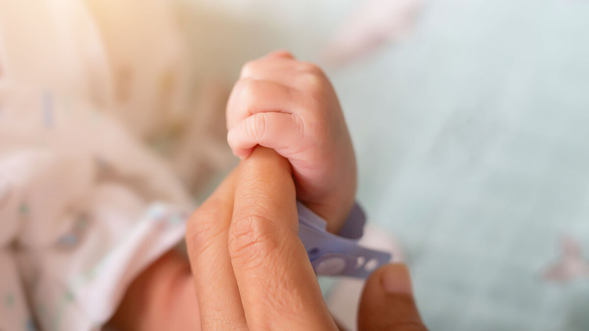 Frühchen müssen oft lange im Krankenhaus bleiben. Für Eltern ist dies eine zermürbende Zeit – gerade, wenn die Wege zwischen Wohnort und Klinikum lang sind. 