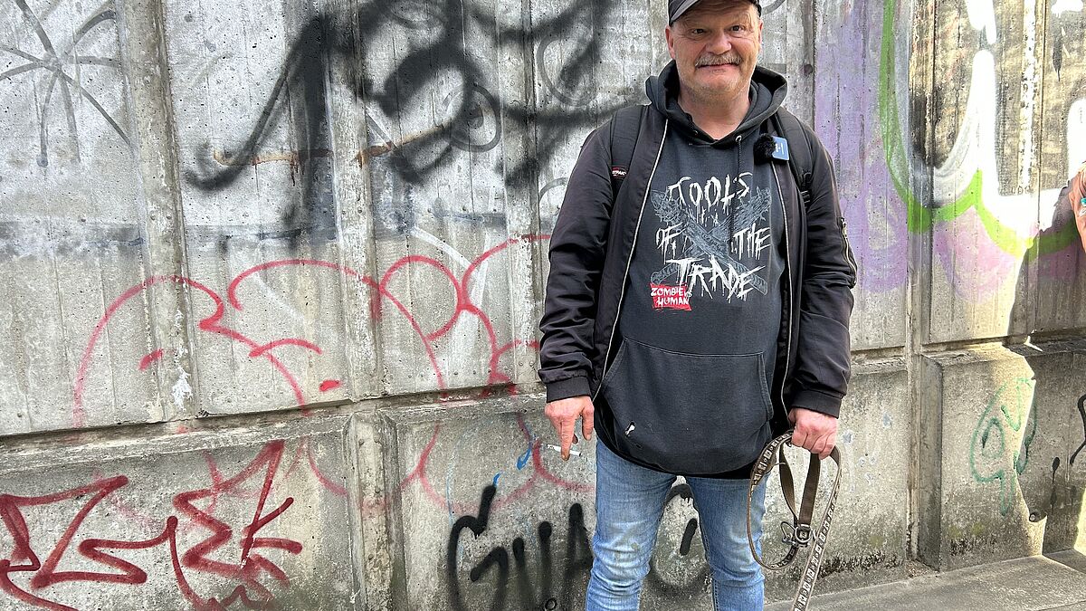 Hinz&Künztler Chris erklärt, was es heißt, auf Hamburgs Straßen Platte zu machen. 