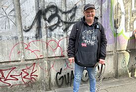 Chris vor einer Wand im Bahnhofsviertel 