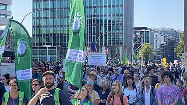 Der Kirchenblock von Churches for Future bei der Klimademo in der Hamburger Innenstadt am 20. September 2024
