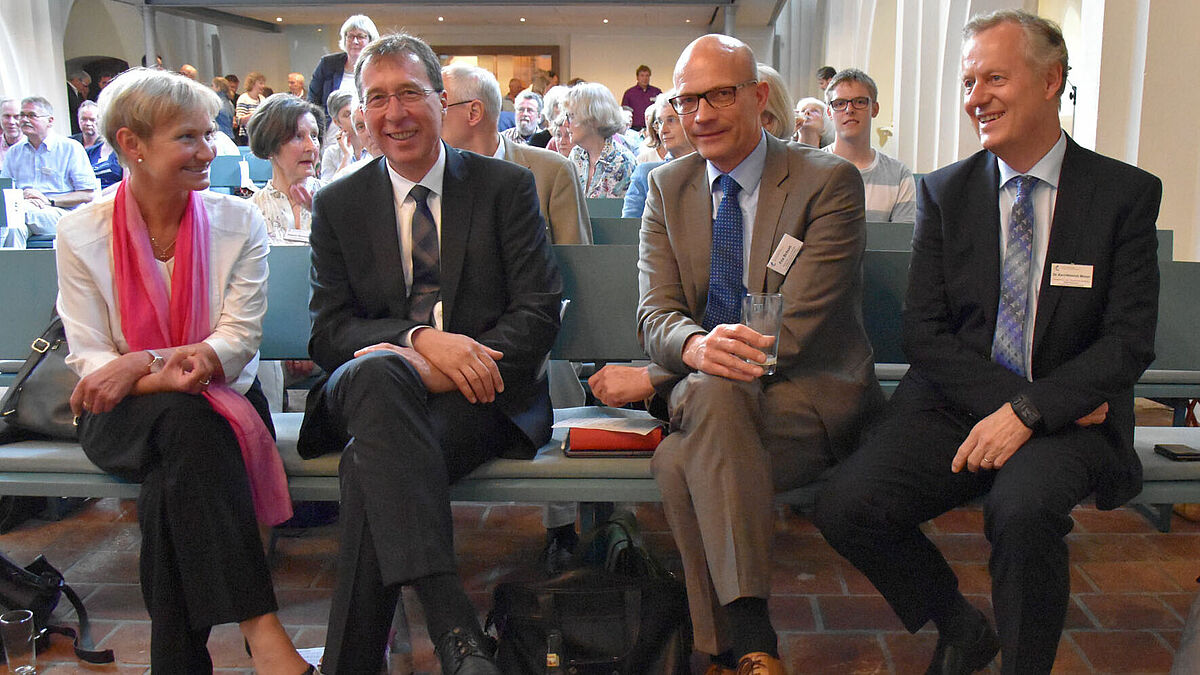 Propst Thomas Drope (2. v.l.) mit Bischöfin Kirsten Fehrs, Propst Frie Bräsen (2. v.r.) und Propst Karl-Heinrich Melzer