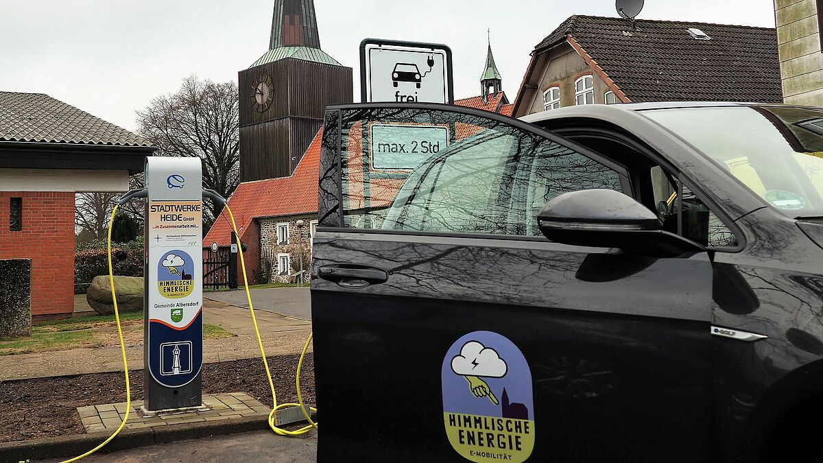 "Himmlische Energie" in Albersdorf: Die Ladesäule ist die zweite des Projekts in Dithmarschen.