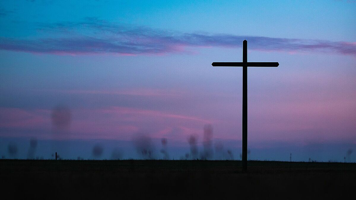 Das Kreuz ist für die Christenheit das wichtigste Symbol, das auf die Erlösung der Menschheit von Leid und Tod durch Jesus Christus verweist. Es symbolisiert dessen Opfertod. Ausserdem lässt sich die Symbolik des Kreuzes auch wie folgt deuten: Die Verbindung von Horizontale und Vertikale kennzeichnet die Beziehung des Menschen zu Gott (auf der senkrechten Achse) und zu seinen Mitmenschen (auf der waagerechten Achse).