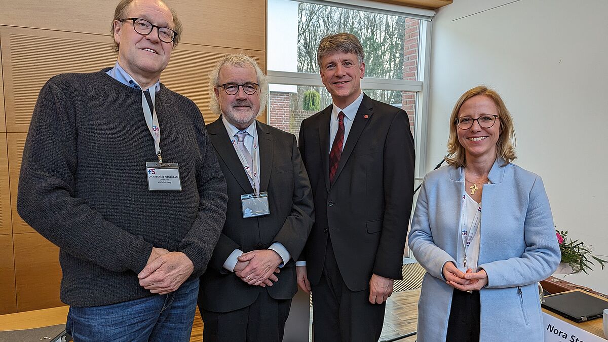 Präses Professor Dr. Mathias Nebendahl, Propst Erich Faehling, der neugewählte Propst Dr. Michael Dübbers und Sprengel-Bischöfin Nora Steen (von links).
