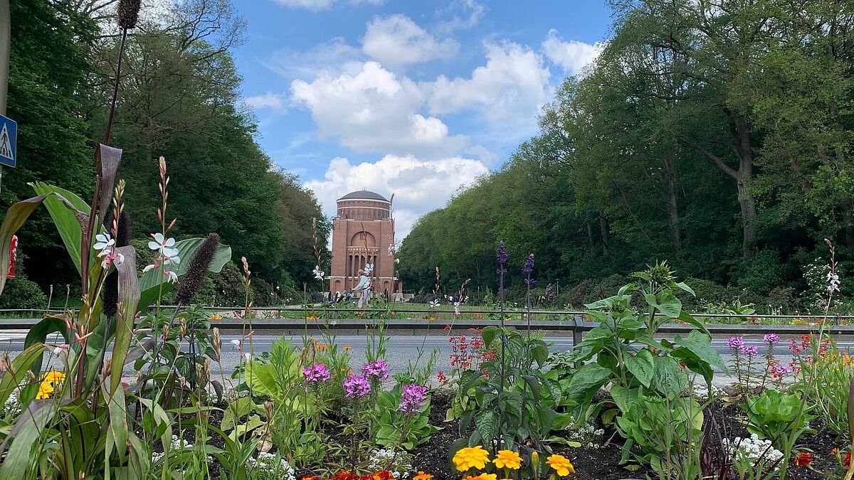 Es muss kein langer Weg sein, entscheidend ist die innere Haltung: In Hamburg gibt es gleich mehrere Pilgerangebote vor der eigenen Haustür. Eines führt etwa durch den Stadtpark. 