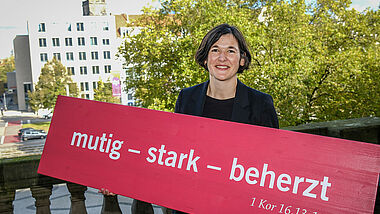 Kristin Jahn mit dem Motto des Kirchentags 
