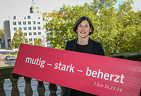 Kristin Jahn mit dem Motto des Kirchentags 