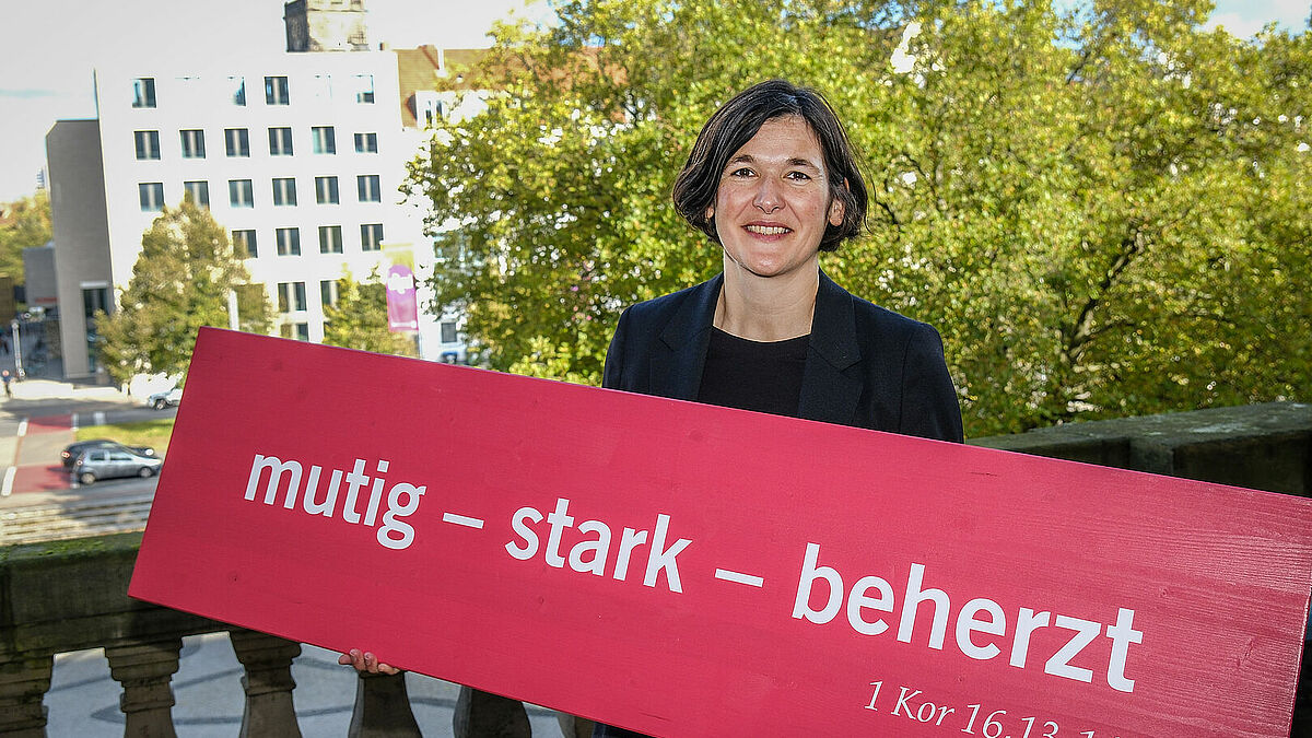 Kristin Jahn, Generalsekretärin des Deutschen Evangelischen Kirchentags, präsentiert das Motto der diesjährigen Veranstaltung. Zu den Zielen sagt sie: Es brauche "nichts so dringend wie Foren, auf denen Menschen konstruktiv die Zukunft gemeinsam in den Blick nehmen."