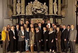 Die Erste Kirchenleitung der Nordkirche samt beratender Mitglieder auf ihrer Sitzung am 1. März 2013 in Lübeck