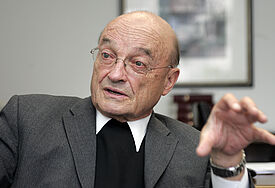 Der katholische Weihbischof Hans-Jochen Jaschke stellt sich den Fragen der Evangelischen Zeitung