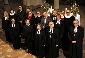 Die Ordinandinnen Claudia Köckert, Sarah Lotzkat und Dr. Anne Katrin Smets mit Bischof Gothart Magaard, OKR Ulrich Tetzlaff und Pastor Paul Philipps sowie den Assistentinnen und Assistenten nach dem Gottesdienst