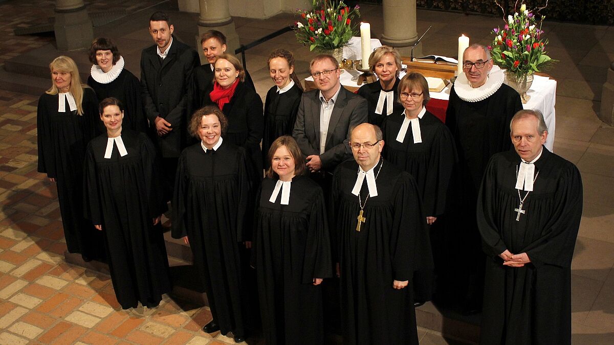 Die Ordinandinnen Claudia Köckert, Sarah Lotzkat und Dr. Anne Katrin Smets mit Bischof Gothart Magaard, OKR Ulrich Tetzlaff und Pastor Paul Philipps sowie den Assistentinnen und Assistenten nach dem Gottesdienst