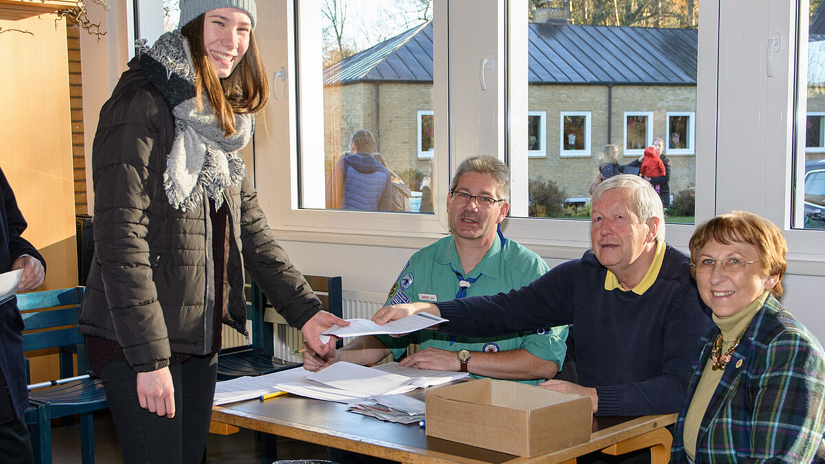 Svenja Hagedorn nimmt die Stimmzettel in der Kirchengemeinde Gadeland in Neumünster entgegen.