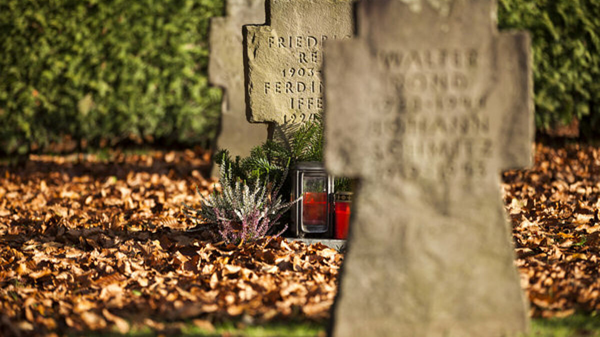 Kriegsgräberfelder auf einem Friedhof - Am Volkstrauertag gedenken die Menschen der Kriegstoten und der Opfer von Gewaltherrschaft aller Nationen.