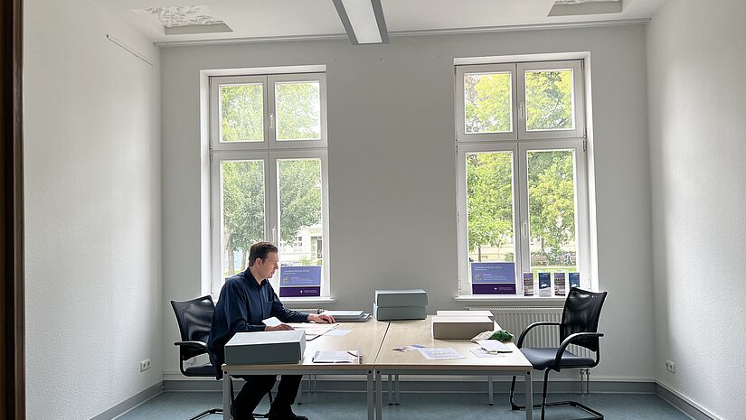 Richard Nölleke studiert Akten in der Archivzweigstelle Greifswald. Richard Nölleke studiert Akten in der Archivzweigstelle Greifswald.