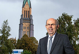 Bischof Gothart Magaard vor dem Schleswiger St. Petri-Dom. 